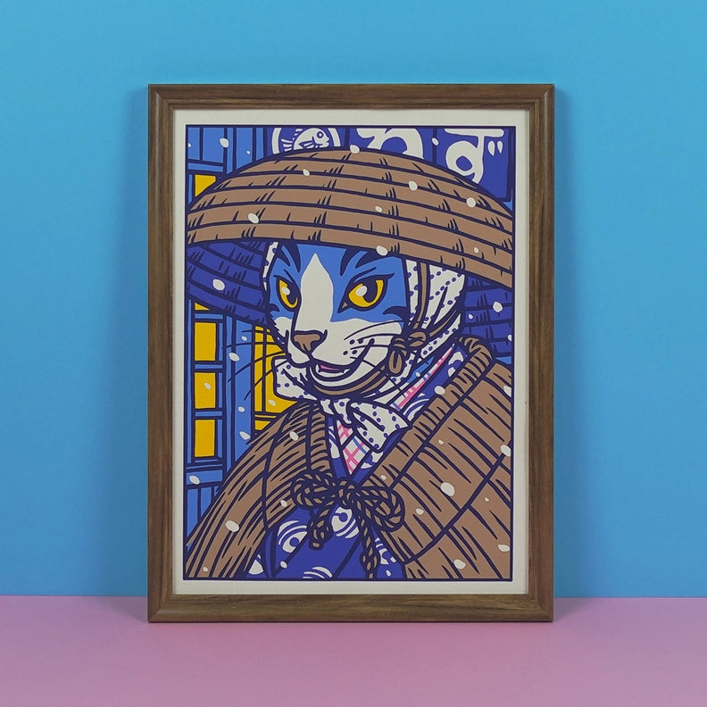 Ilustración enmarcada de un gato bajo la nieve con atuendo tradicional japonés