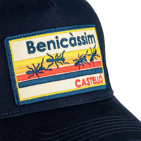 Parche bordado de Benicàssim (Castellón) en una gorra de producción local valenciana con imagen de sus típicas hormigas