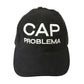 Parte delantera de gorra negra con el texto "CAP PROBLEMA" bordado en blanco