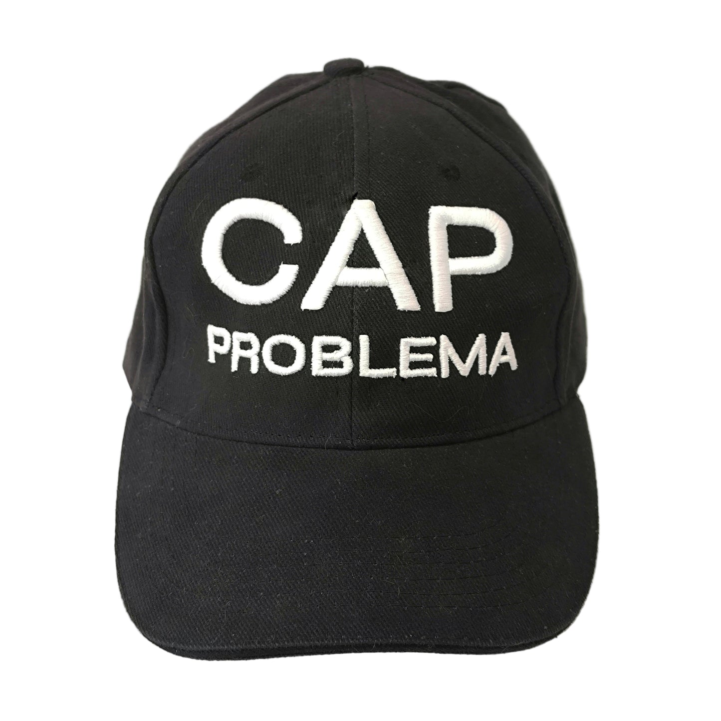 Parte delantera de gorra negra con el texto "CAP PROBLEMA" bordado en blanco