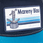 Detalle de la gorra con visera en azul mariono y azul claro con parche de la playa de Mareny Blau, en Valencia