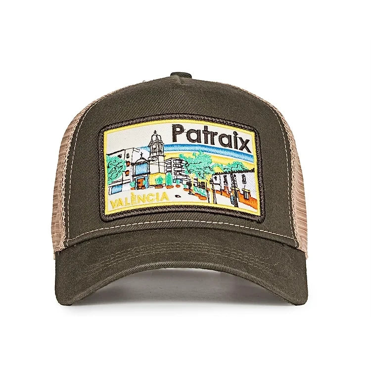 Gorra con visera con un parche del barrio de Patraix en Valencia, frontal