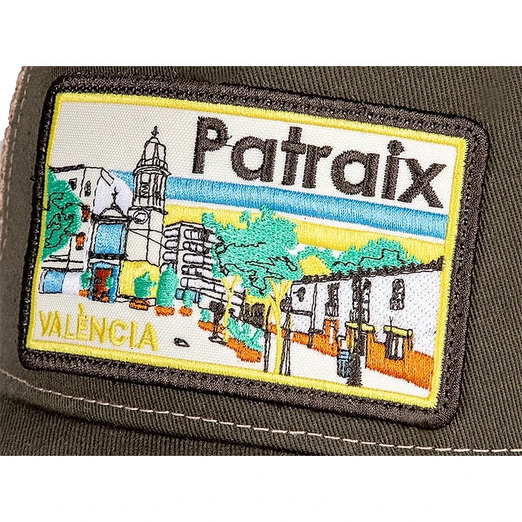 Primer plano de la gorra del barrio valenciano de Patraix con parche bordado