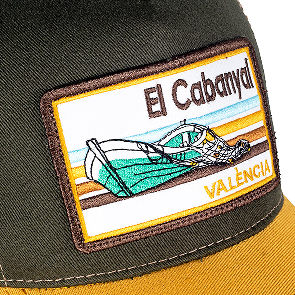 Detalle del parche bordado en una gorra con visera con un diseño del barrio del Cabañal en Valencia