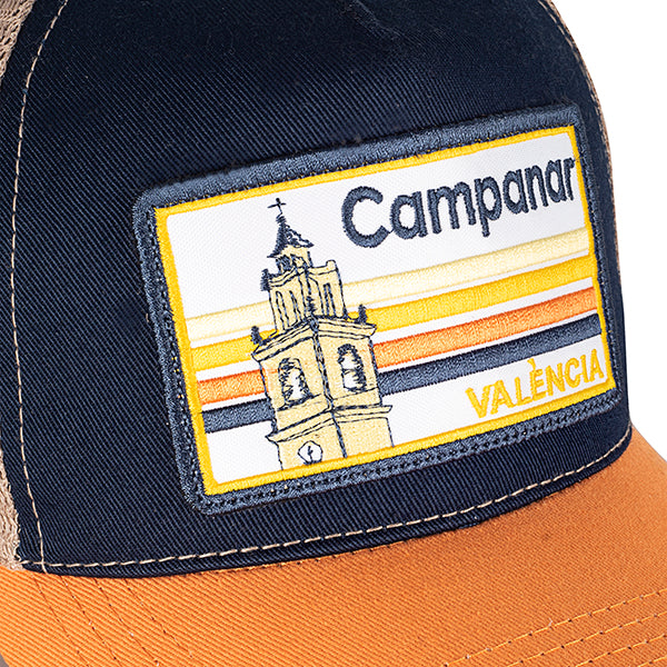Detalle del parche bordado en la gorra con visera del barrio de Campanar en Valencia con un diseño de la torre del campanario