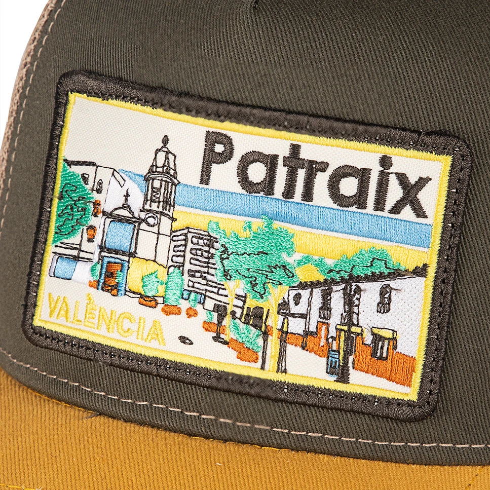 Primer plano de la gorra del barrio valenciano de Patraix con parche bordado