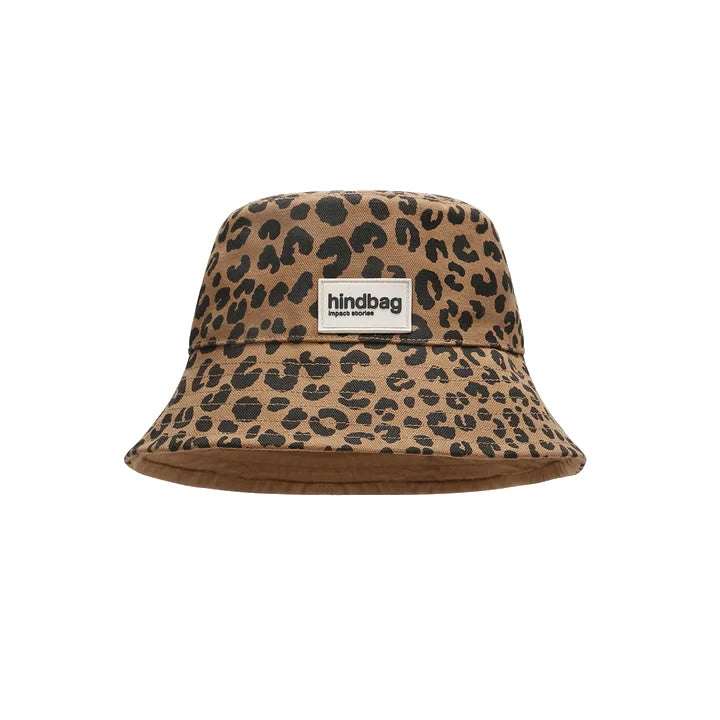 Gorro de pescador de tejido orgánico estampado con manchas de leopardo sobre fondo canela de la marca francesa Hindbag