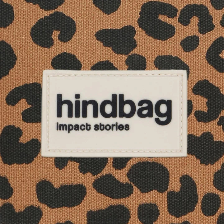 Detalle de la etiqueta frontal del gorro de pescador de tejido orgánico estampado con manchas de leopardo sobre fondo canela de la marca francesa Hindbag