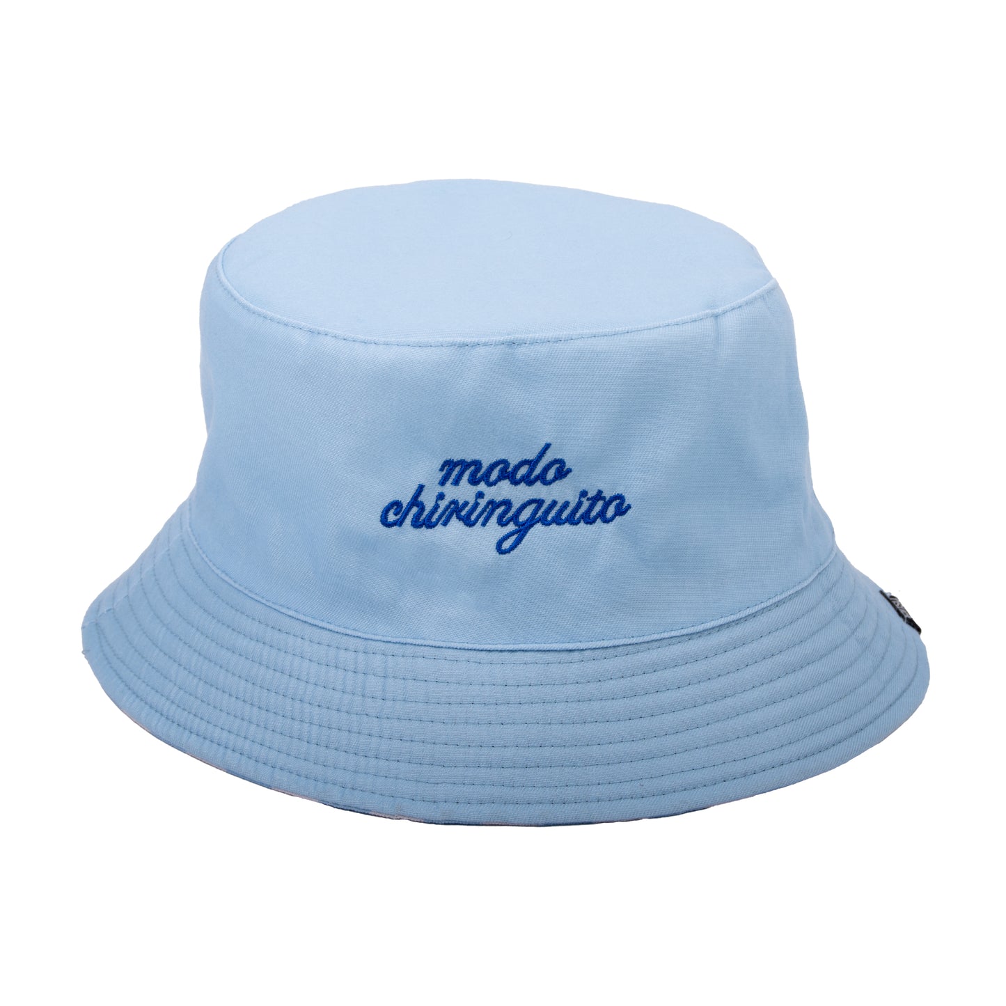 gorro de pescador de tela reversible azul con el mensaje "modo chiringuito"