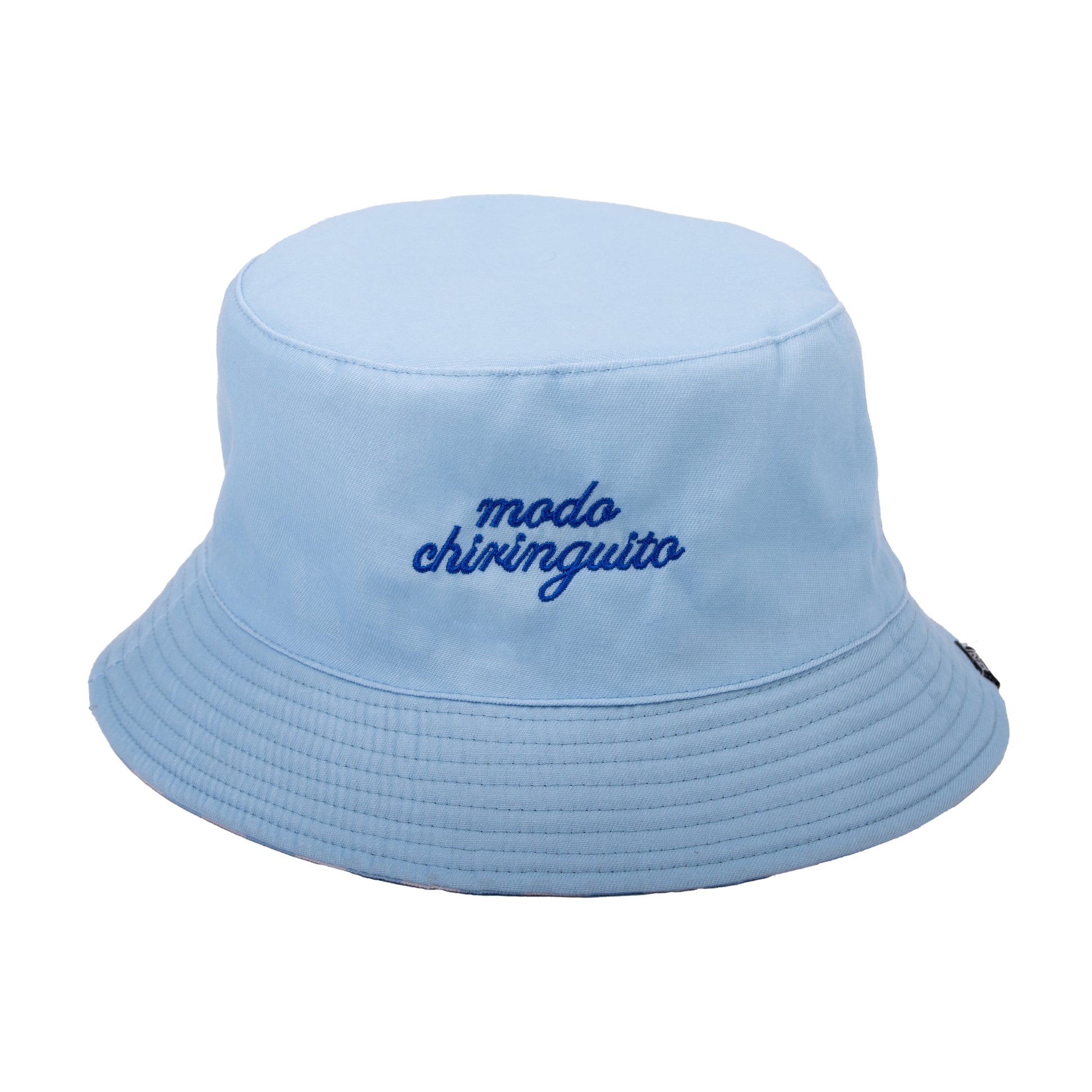 gorro de pescador de tela reversible azul con el mensaje "modo chiringuito"