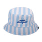 gorro de pescador de tela a rayas azules y blancas reversible y con el mensaje "modo chiringuito"