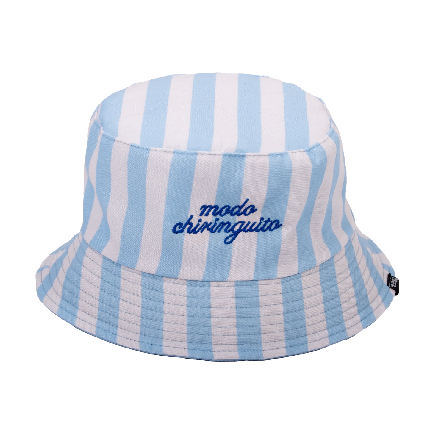 gorro de pescador de tela a rayas azules y blancas reversible y con el mensaje "modo chiringuito"