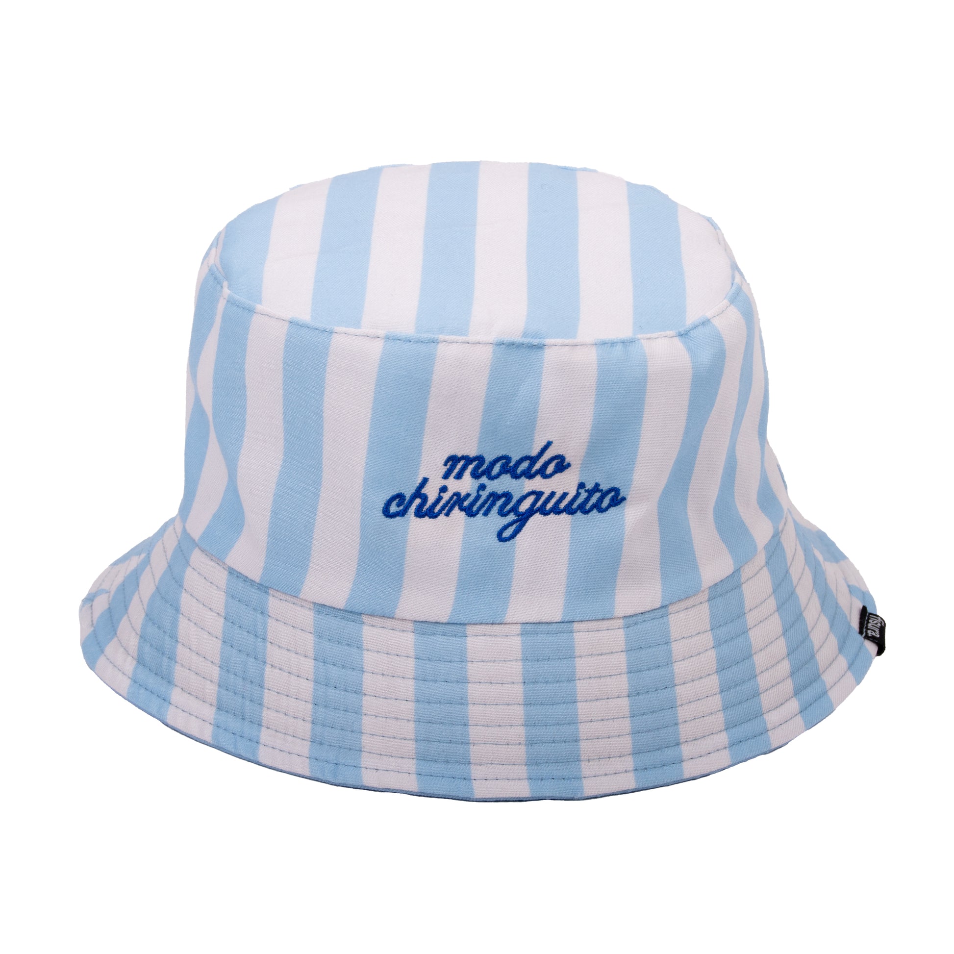 gorro de pescador de tela a rayas azules y blancas reversible y con el mensaje "modo chiringuito"