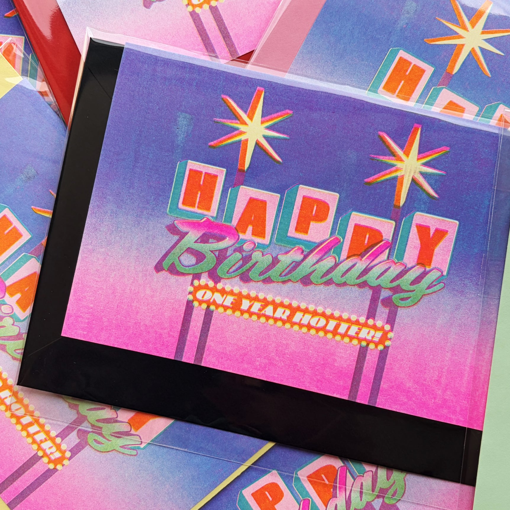 Tarjeta de felicitación de cumpleaños estilo cartel de las Vegas con el mensaje Happy Birthday One year hotter! impresa en risografía