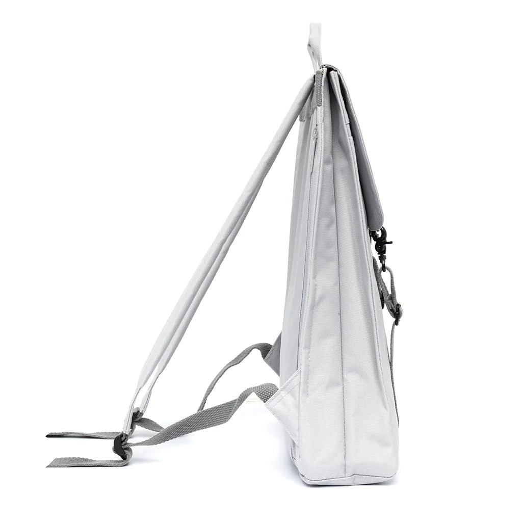 Visión lateral de la mochila plana gris perla con correas de la marca Lefrik