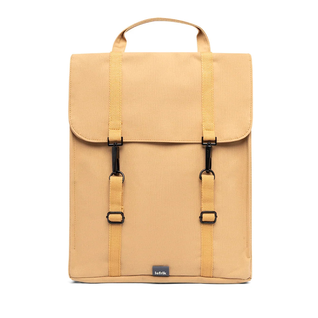 Mochila plana de gran capacidad y de tejido reciclado e impermeable en color amarillo curry de la marca española Lefrik