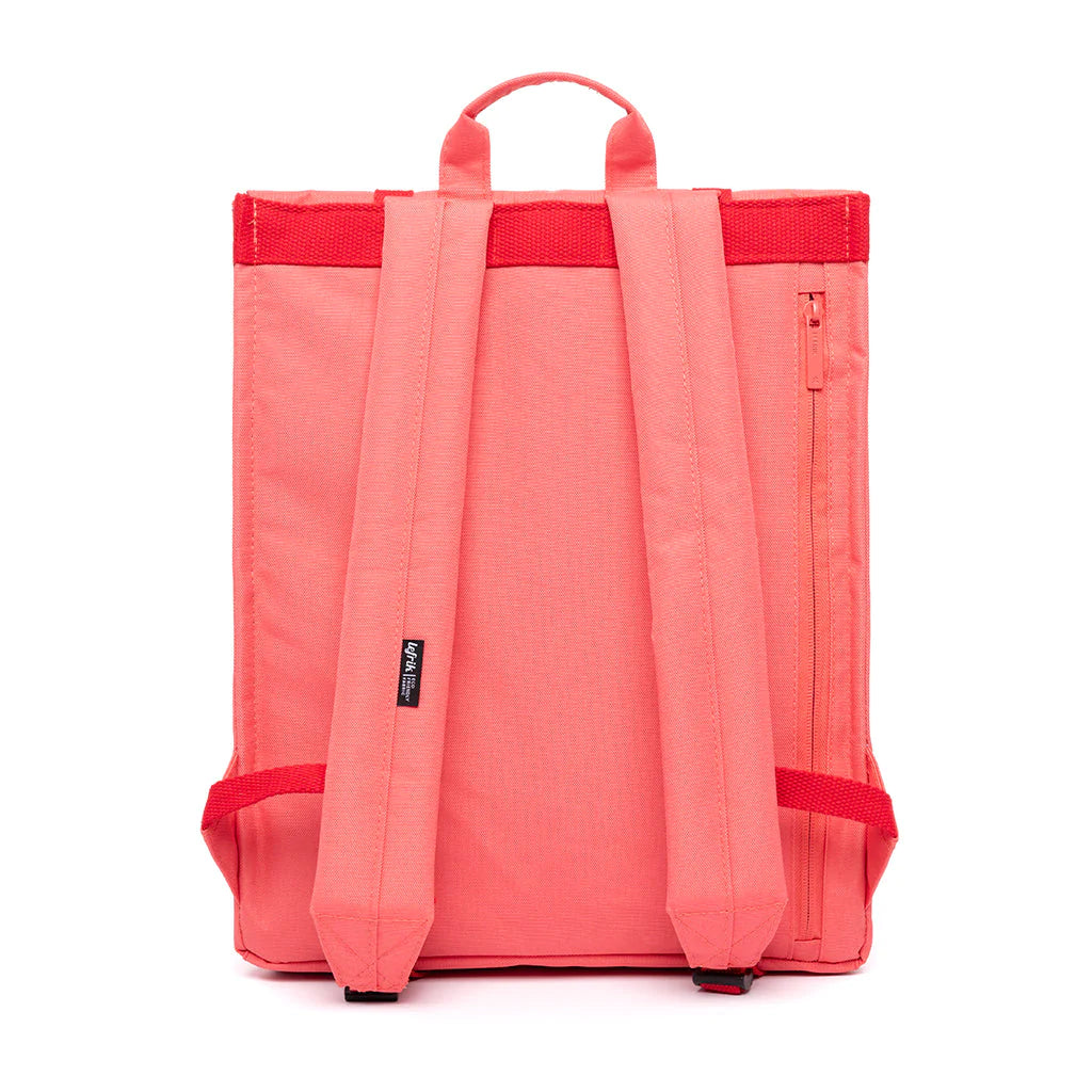 Trasera de la mochila reciclada color coral de la marca española Lefrik
