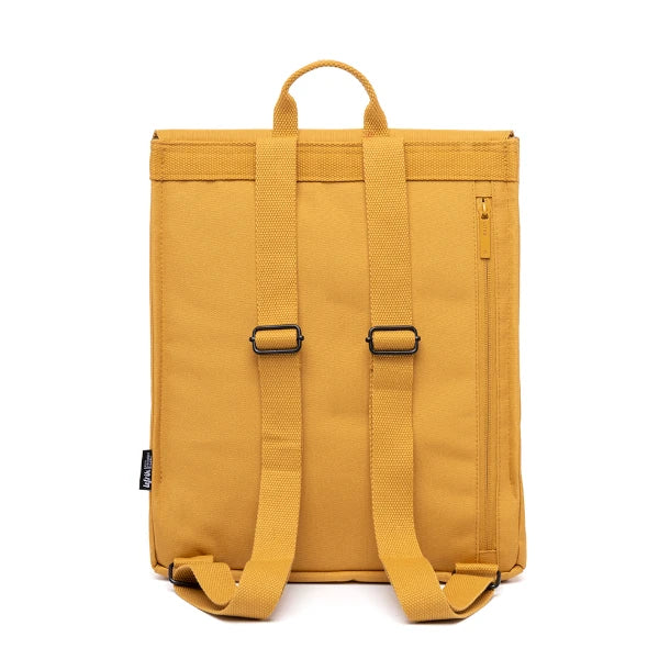 Parte trasera de la mochila Handy de Lafrik en color mostaza, 100% reciclada y con bolsillo de cremallera en la parte de atrás