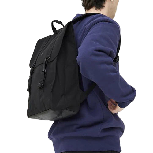 Chico de espaldas con jersey azul y mochila negra grande reciclada con tejido antidesgarros y forma plana de Lefrik