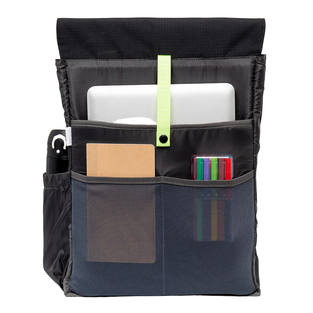 Interior de la mochila negra reciclada con tejido antidesgarros y forma plana de Lefrik