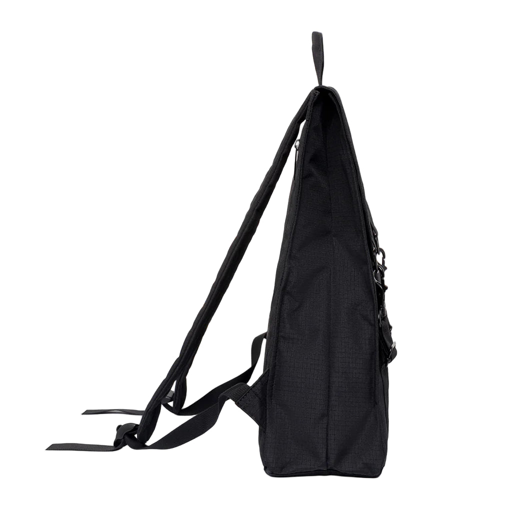 Vista lateral de la mochila negra reciclada con tejido antidesgarros y forma plana de Lefrik con base más ancha para mayor capacidad