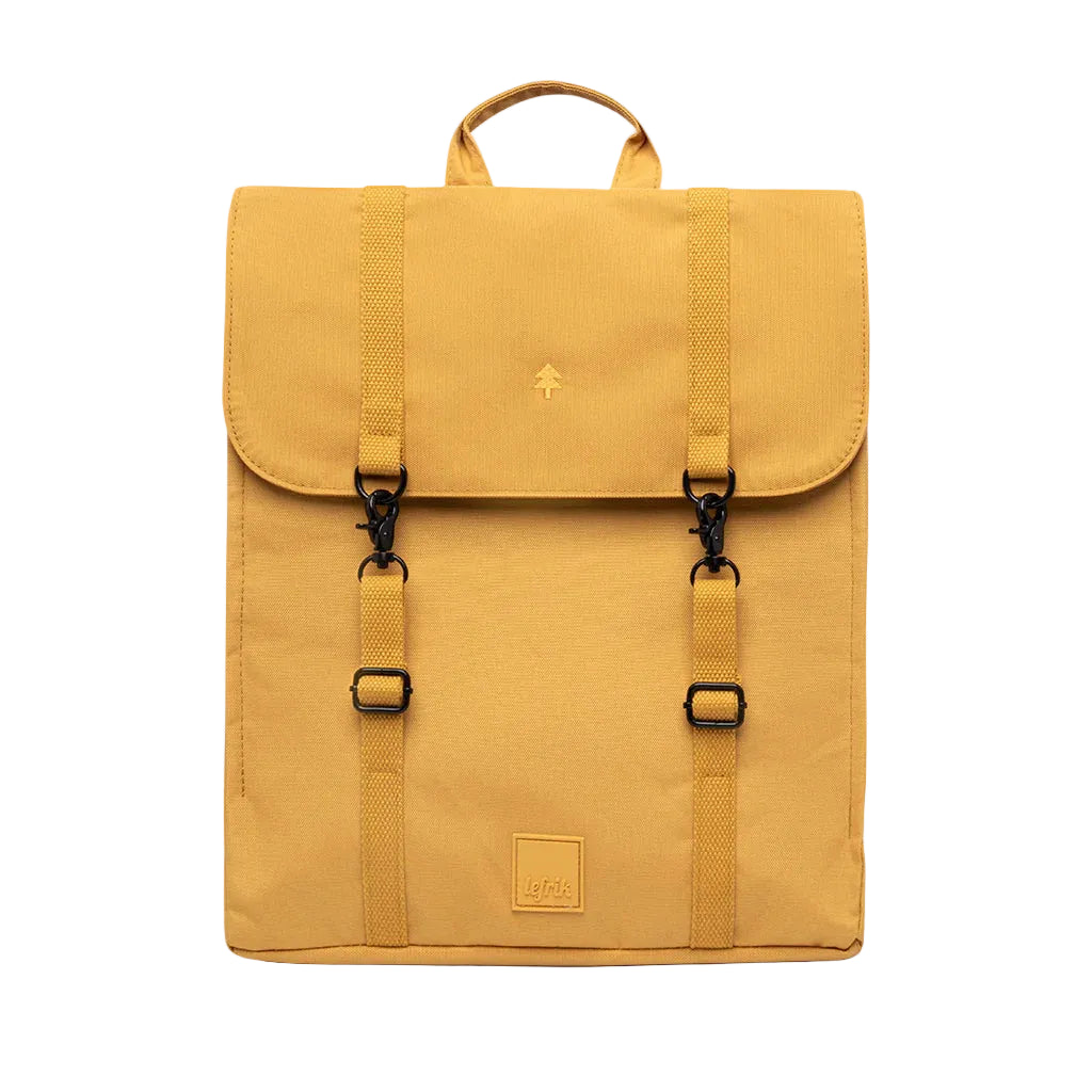 Mochila grande de plástico reciclado en color mostaza de la marca española Lefrik.