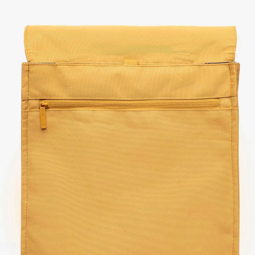 Bolsillo frontal con cremallera de la mochila Handy de Lefrik en color mostaza
