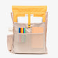Interior de la mochila mostaza de Lefrik con bolsillos y compartimentos para portátil, botella de agua, libretas...