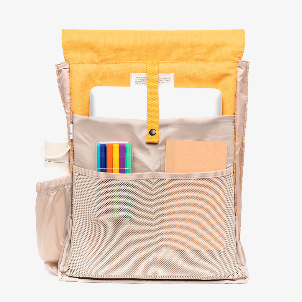 Interior de la mochila mostaza de Lefrik con bolsillos y compartimentos para portátil, botella de agua, libretas...