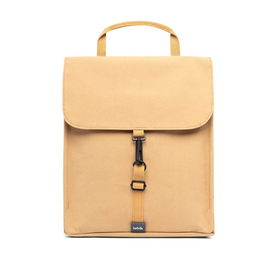 Mochila plana y compacta de tejido reciclado e impermeable en color amarillo curry de la marca española Lefrik
