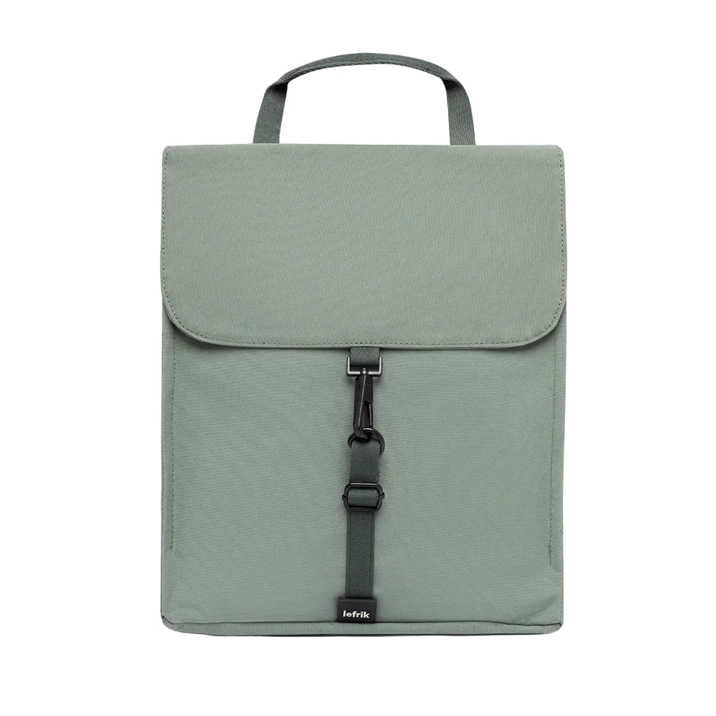 Vista frontal de la mochila Handy mini Arles Acacia de Lefrik, con solapa amplia, cierre de gancho y asa superior.