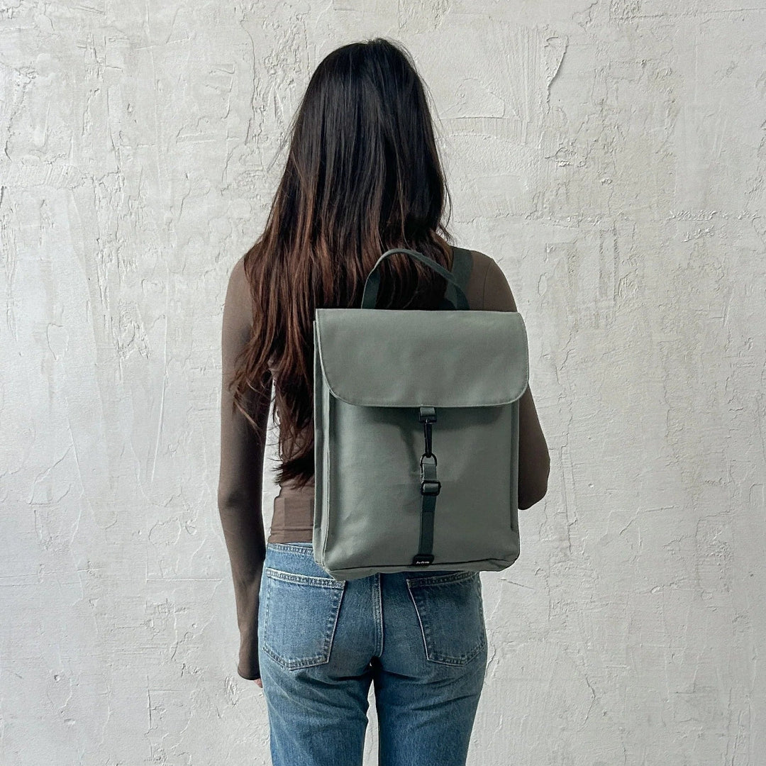 Mochila Handy mini Arles Acacia de Lefrik en verde grisáceo, llevada a la espalda para mostrar su tamaño y forma rectangular.