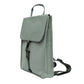 Vista en ángulo de la mochila Handy mini Arles Acacia de Lefrik en verde grisáceo, con perfil estrecho y cierre frontal ajustable.