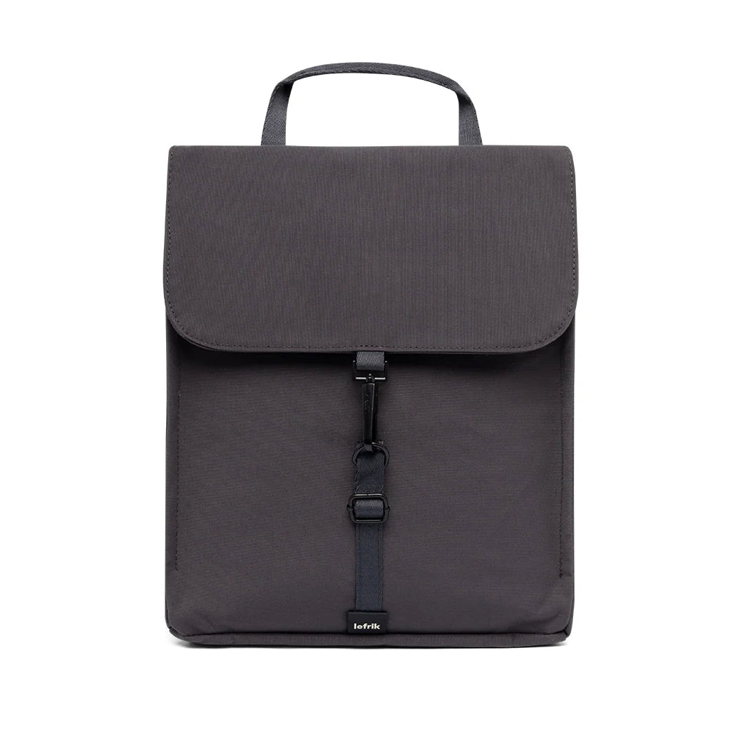 Mochila plana y compacta de tejido reciclado e impermeable en color gris cemento de la marca española Lefrik