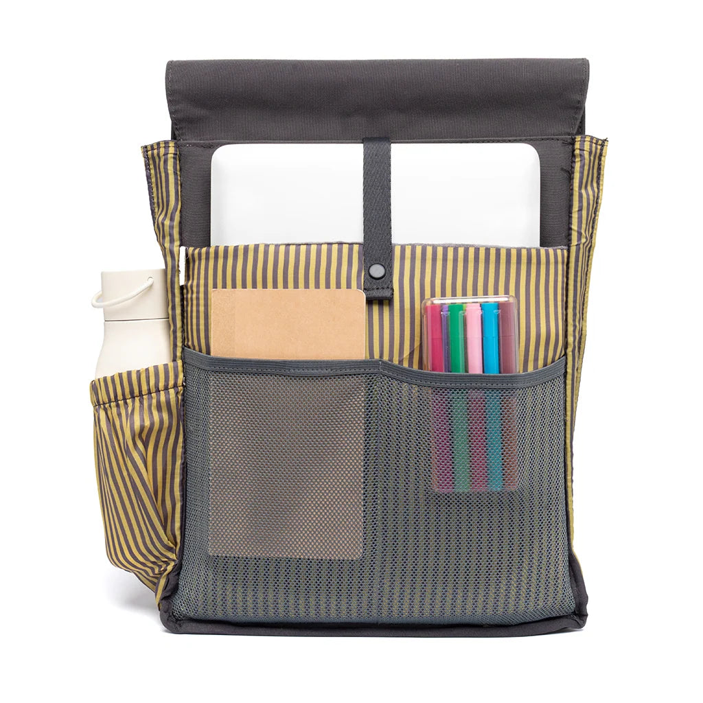 Interior de la mochila plana y compacta de tejido reciclado e impermeable en color gris cemento de la marca española Lefrik con bolsillos y forro a rayas