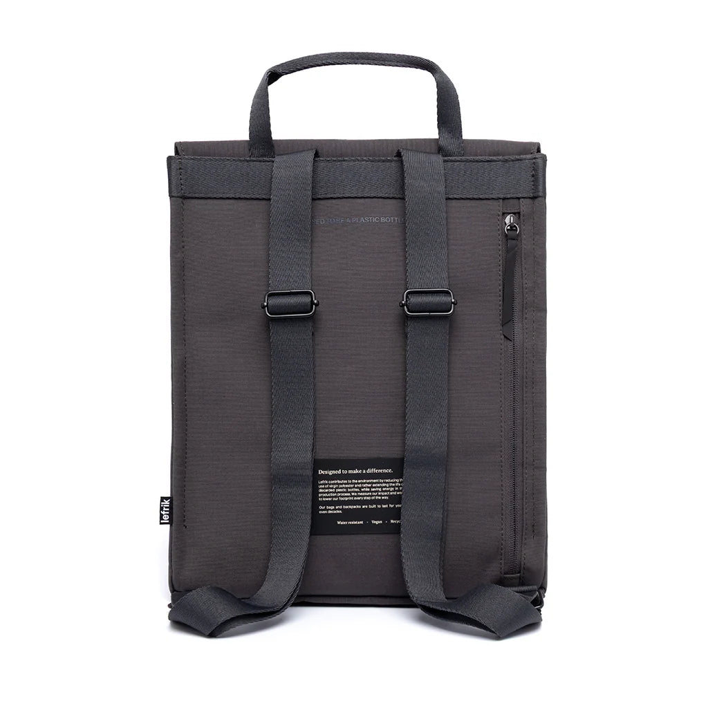 Parte trasera de la mochila plana y compacta de tejido reciclado e impermeable en color gris cemento con correas ajustables de algodón de la marca española Lefrik