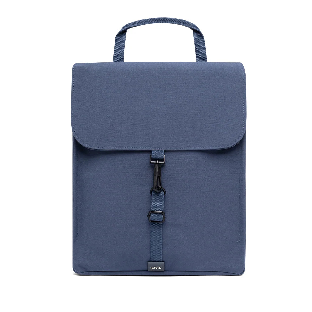 Mochila plana y compacta de tejido reciclado e impermeable en color azul índigo de la marca española Lefrik