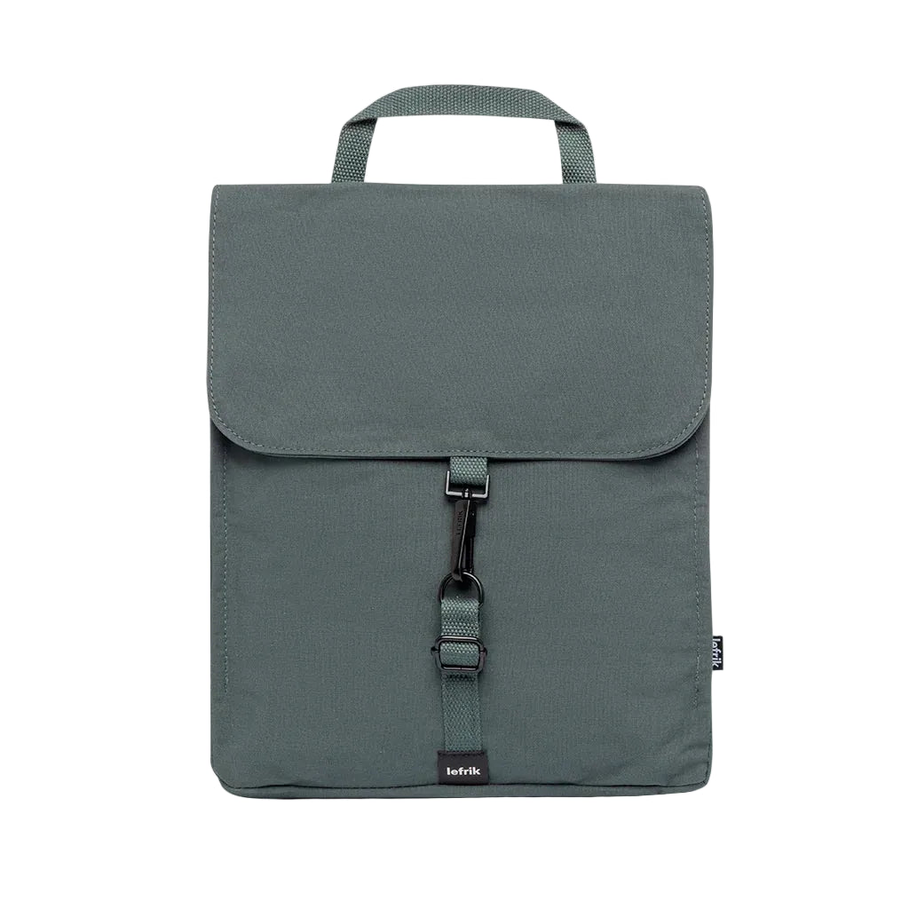 Mochila Lefrik color gris pizarra, vista frontal con solapa y mosquetón negro