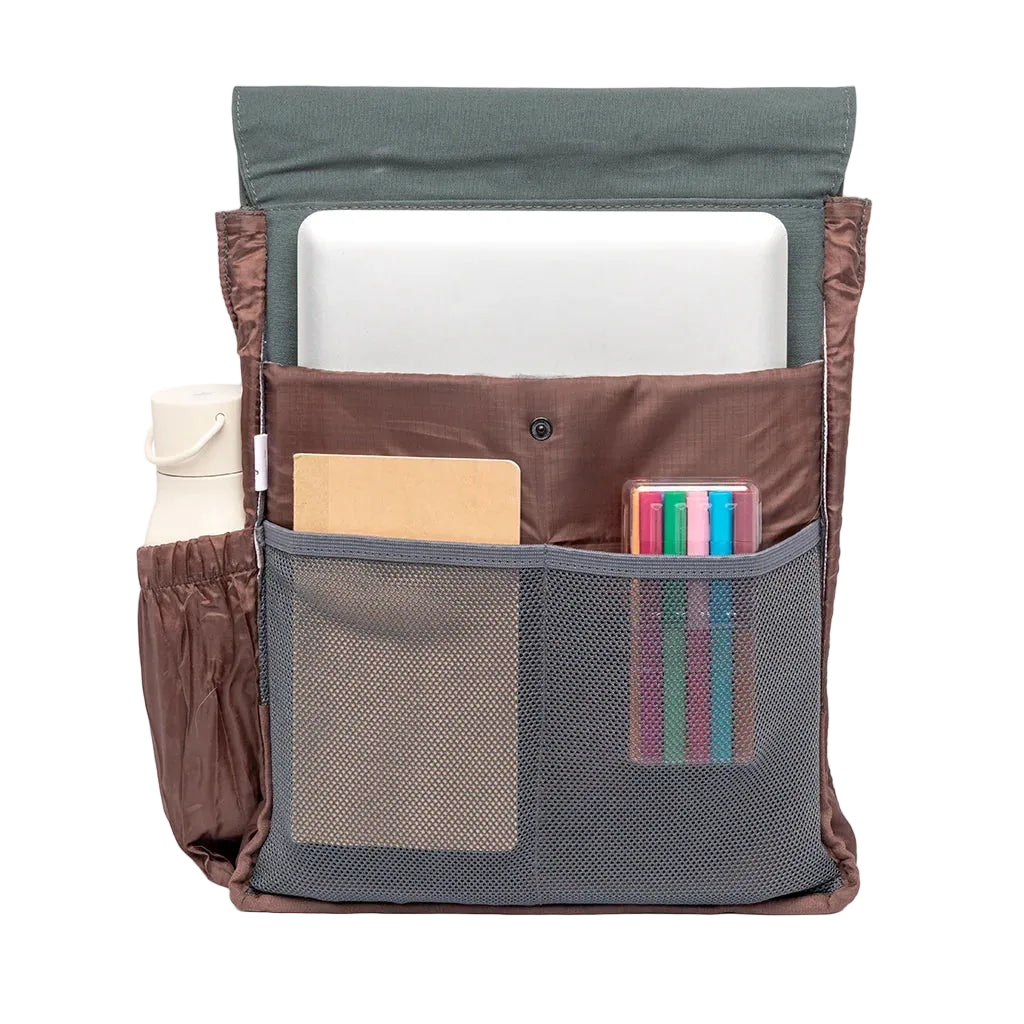 Interior de la mochila Lefrik abierta, mostrando compartimentos de malla, bolsillo para portátil y objetos de papelería