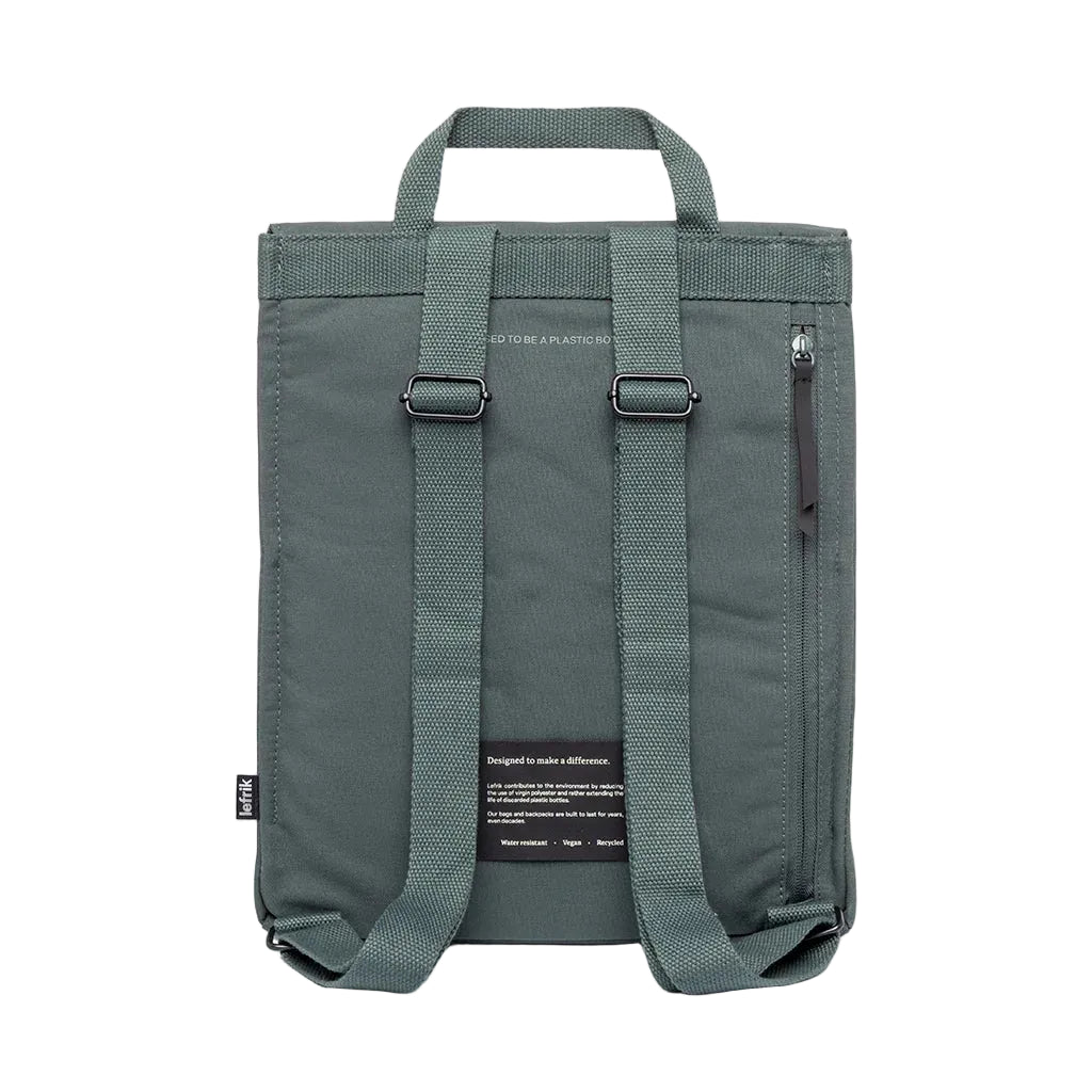 Vista trasera de la mochila Lefrik color gris pizarra con asas ajustables, etiqueta Lefrik y bolsillo lateral con cremallera