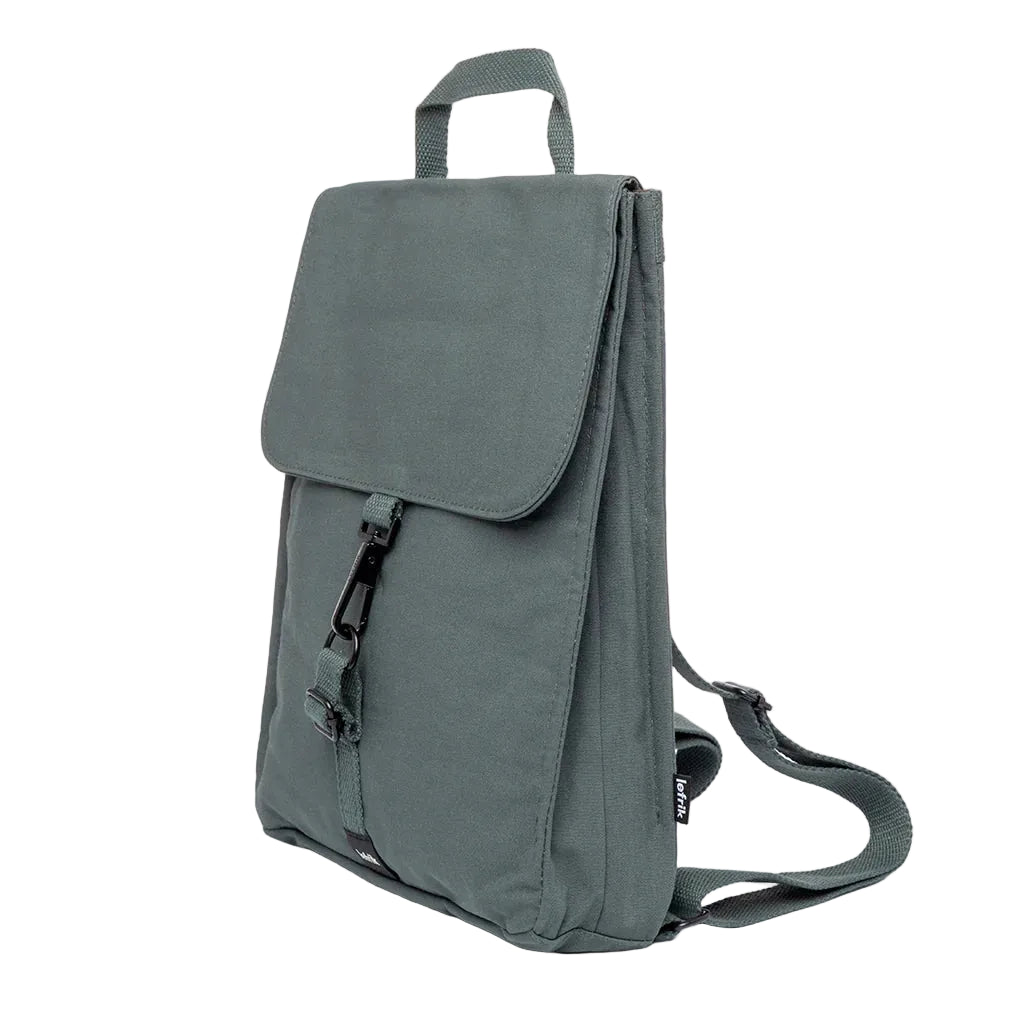 Mochila Lefrik gris pizarra en tres cuartos, con detalle del mosquetón frontal y asa superior