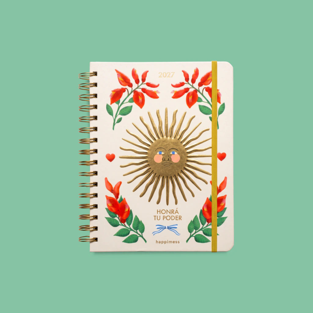Portada completa de la agenda semanal 2027 Honrá tu poder de Happimess sobre fondo verde menta, con sol dorado central, ilustraciones florales en rojo y verde, goma elástica amarilla y encuadernación de anillas doradas