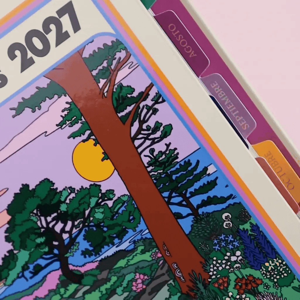 Agenda diaria 2027 Mis sueños me necesitan de Happimess con tapa dura ilustrada con un zorro en un paisaje natural de flores y árboles, encuadernación de anillas doradas y goma elástica naranja