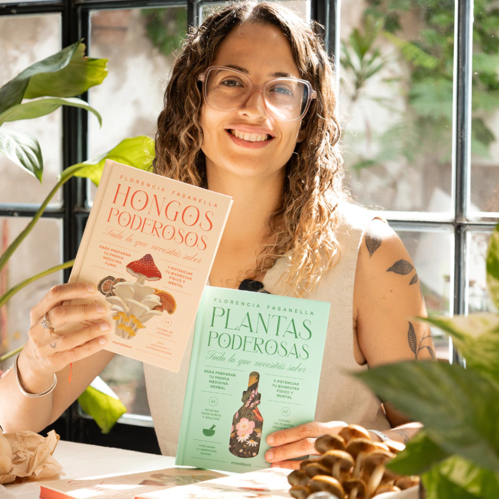 Florencia Fasanella con sus libros Hongos Poderosos y plantas poderosas