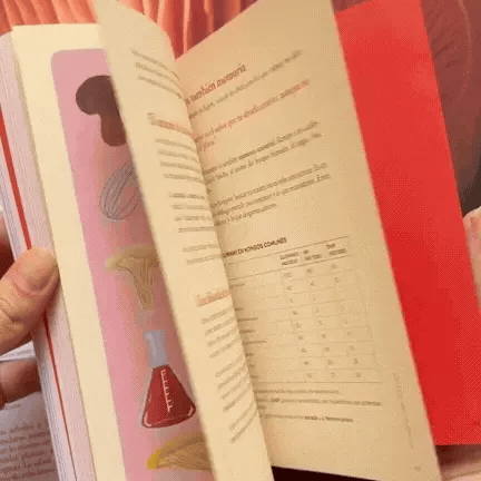 Gif pasando las páginas del libro Hongos Poderosos de Florencia Fasanella, con todo lo que necesitas saber sobre micología.