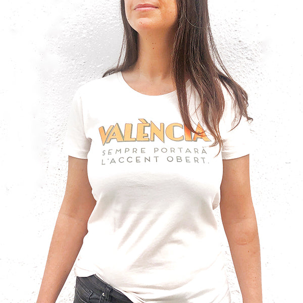 Dona amb Samarreta reivindicativa en valencià amb la frase "València sempre portarà l'accent obert" de la dissenyadora Vir Palmera