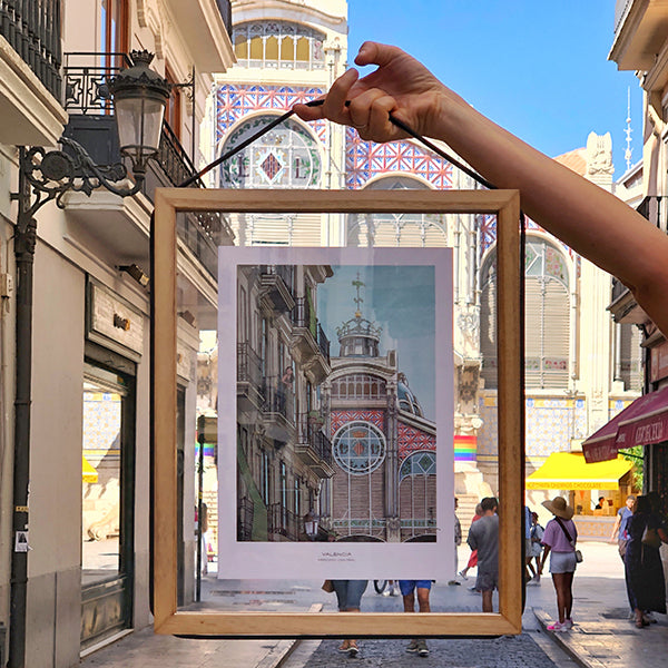 Ilustración del Mercado Central de Valencia y una chica asomada al balcón de una calle aledaña en un marcdo corda en el mercado