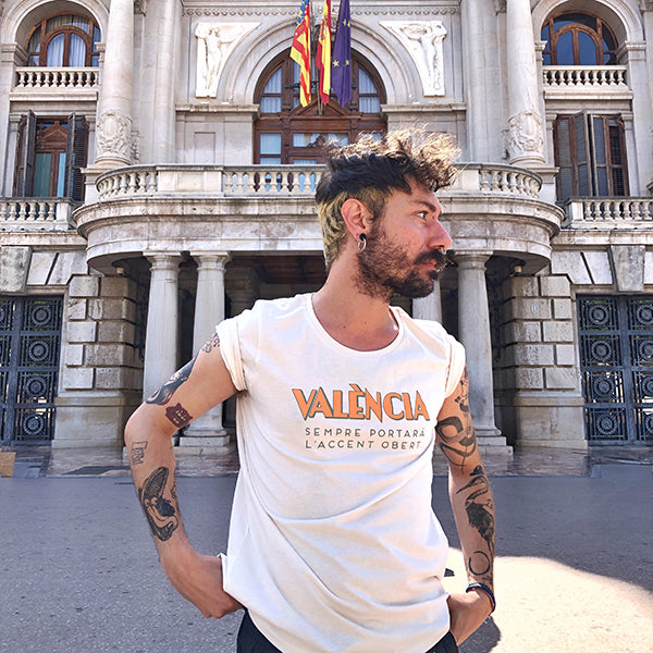 Jose amb Samarreta reivindicativa en valencià amb la frase "València sempre portarà l'accent obert" de la dissenyadora Vir Palmera en la plaça de l'ajuntament de València