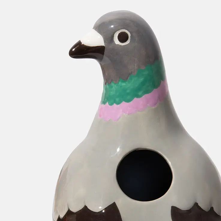 Primer plano del jarrón de cerámica con forma de paloma de Doiy en el que se ve el agujero para meter las flores y la cara de la paloma de perfil