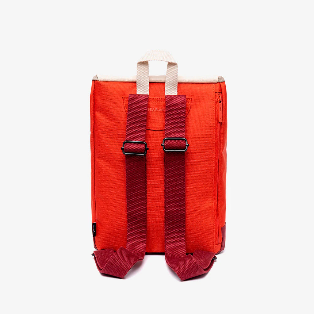 Parte trasera con correas ajustables de algodón de la mochila de lefrik del modelo scout mini con la solapa en color blanco y una cremallera en horizontal, el cuerpo en rojo y la base en color granate